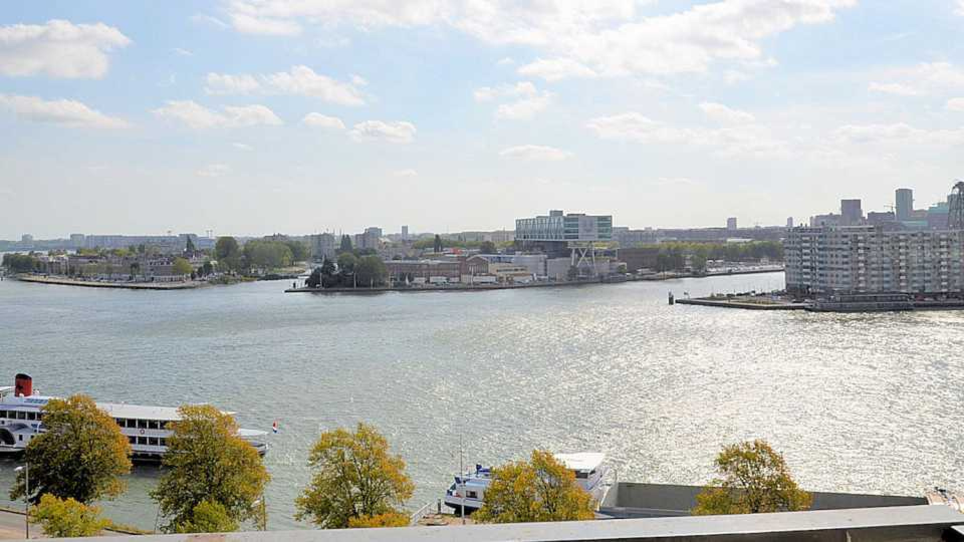 Dit is het adembenemende uitzicht van nieuw Rotterdams appartement van Lee Towers. Zie foto's 3