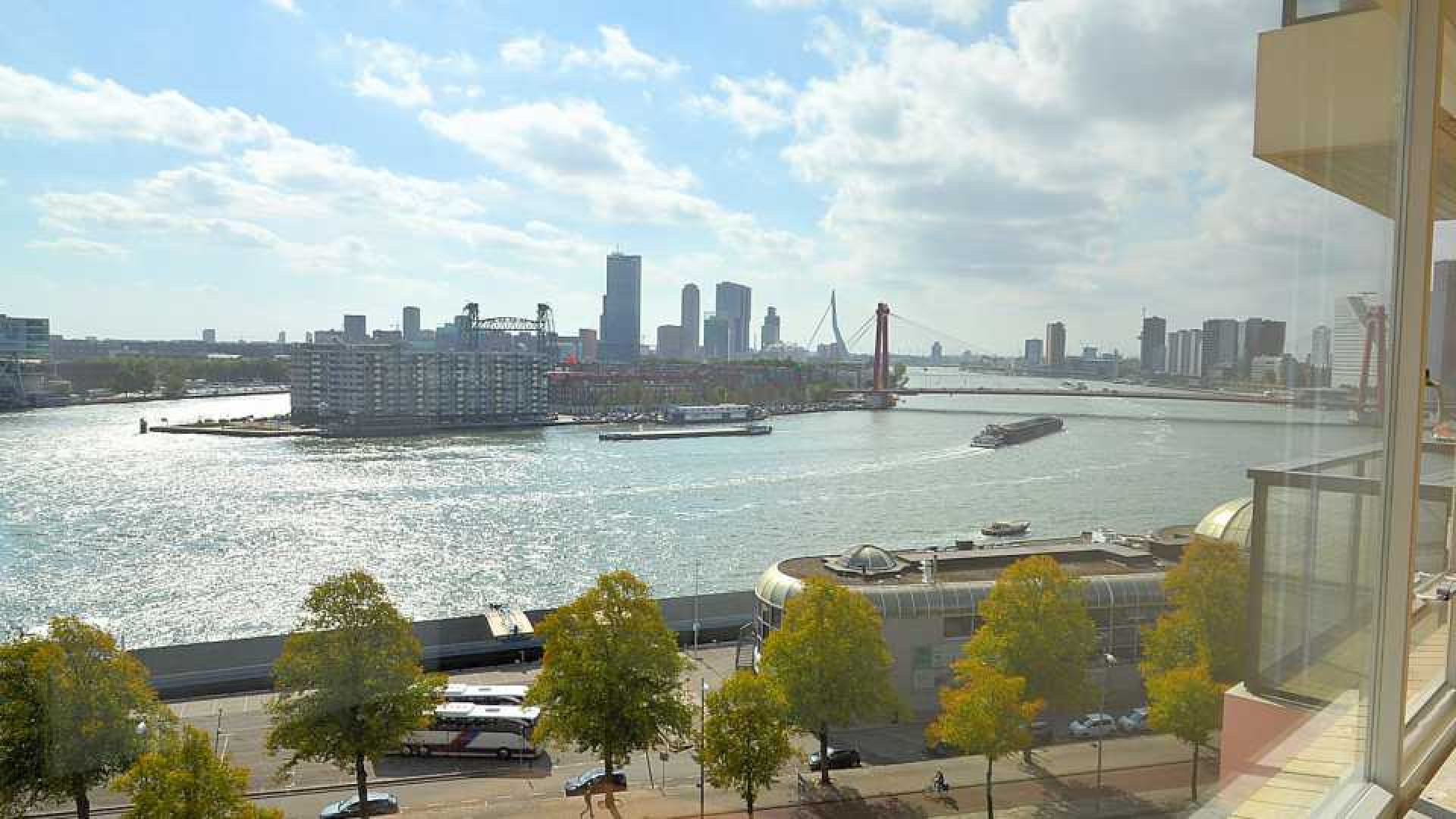 Dit is het adembenemende uitzicht van nieuw Rotterdams appartement van Lee Towers. Zie foto's 4