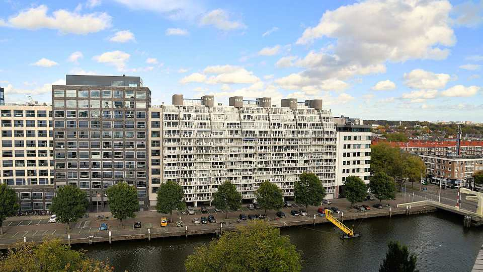 Dit is het adembenemende uitzicht van nieuw Rotterdams appartement van Lee Towers. Zie foto's 6