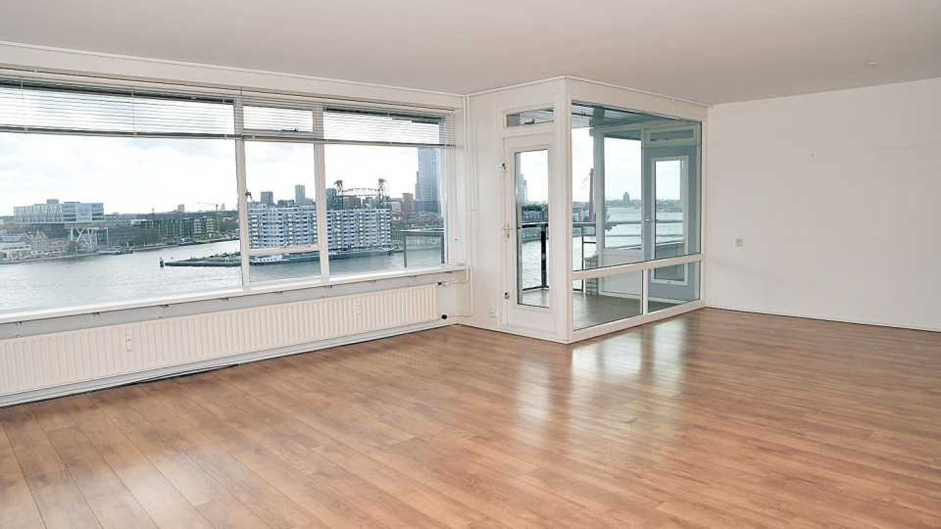 Dit is het adembenemende uitzicht van nieuw Rotterdams appartement van Lee Towers. Zie foto's 7