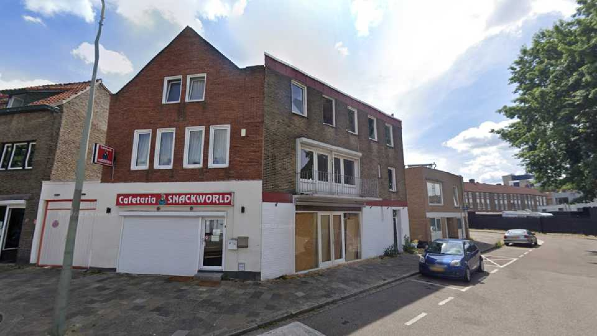 Dave Roelvink scoort op veiling deze winkel plus woonhuis. Zie foto's 5