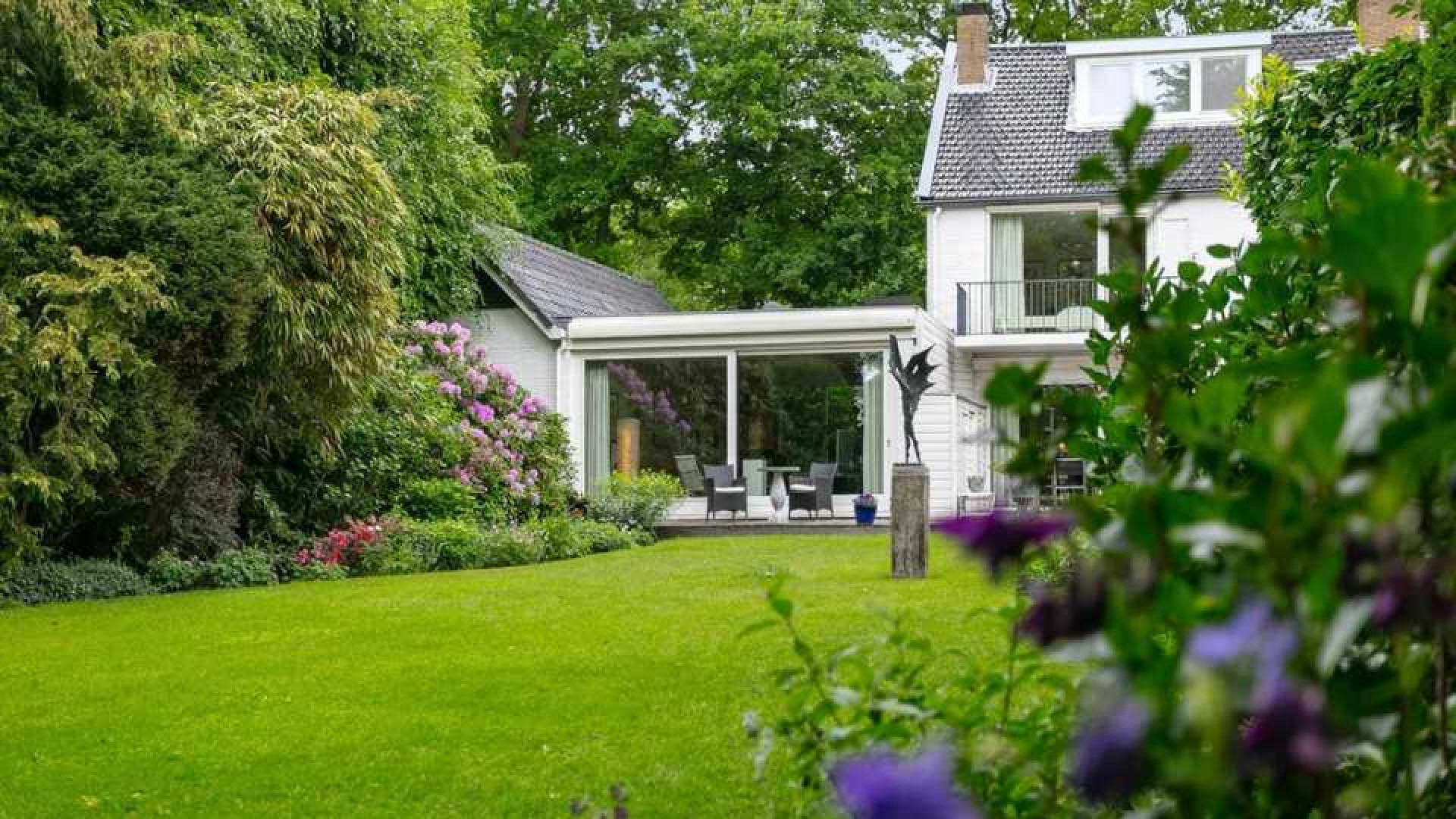 Influencer Eilse Boers koopt villa met eigen aanlegsteiger. Zie foto's