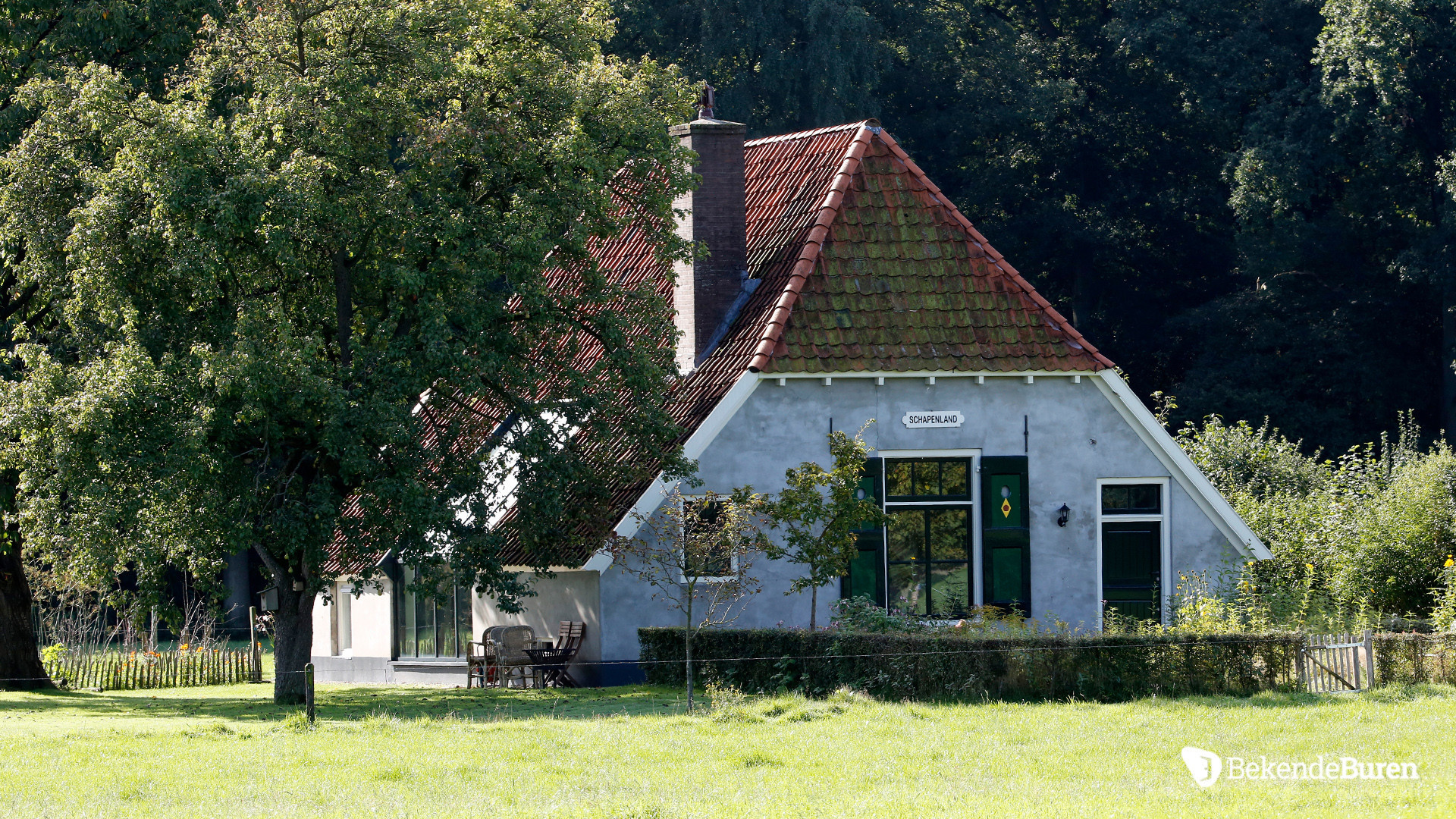 Matthijs van Nieuwkerk koopt woonboerderij. Zie foto's