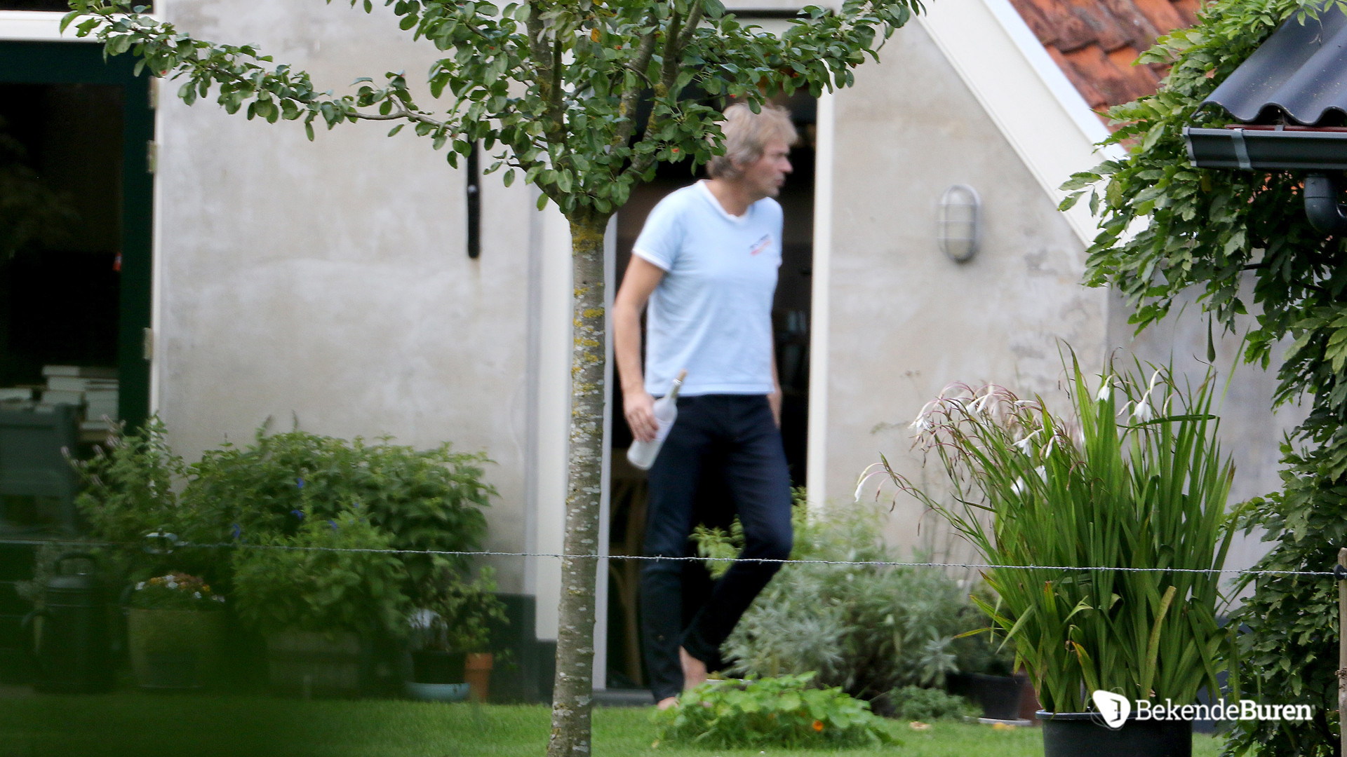 Matthijs van Nieuwkerk koopt woonboerderij. Zie foto's 3