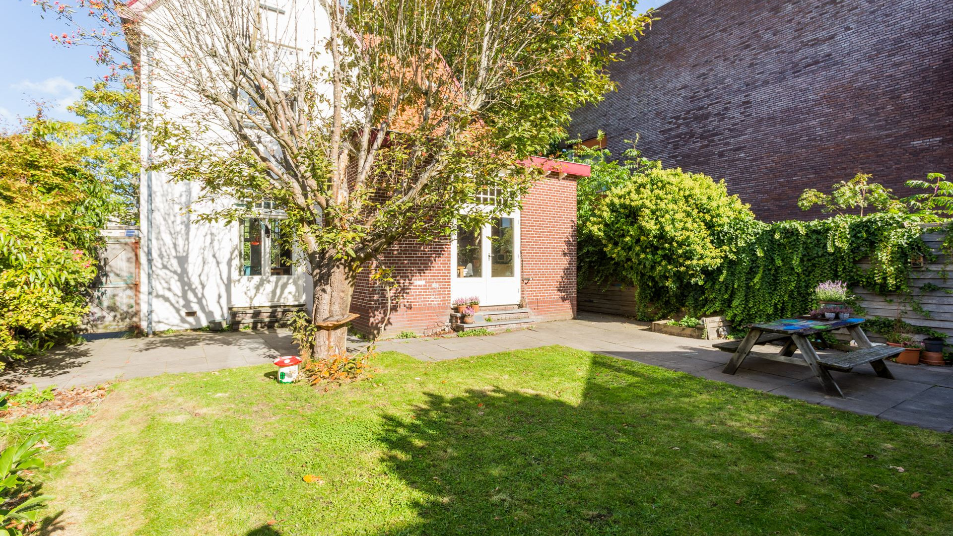 Marcel van Roosmalen zet zijn bijzondere woning te koop. Zie foto's 26