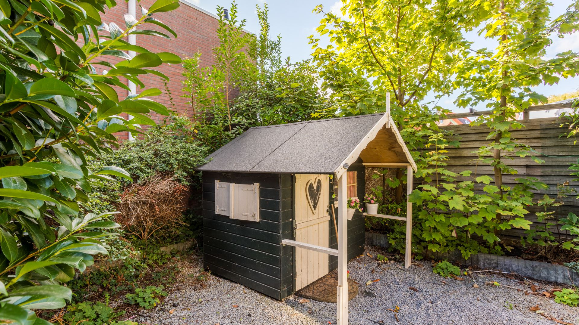 Marcel van Roosmalen zet zijn bijzondere woning te koop. Zie foto's 23