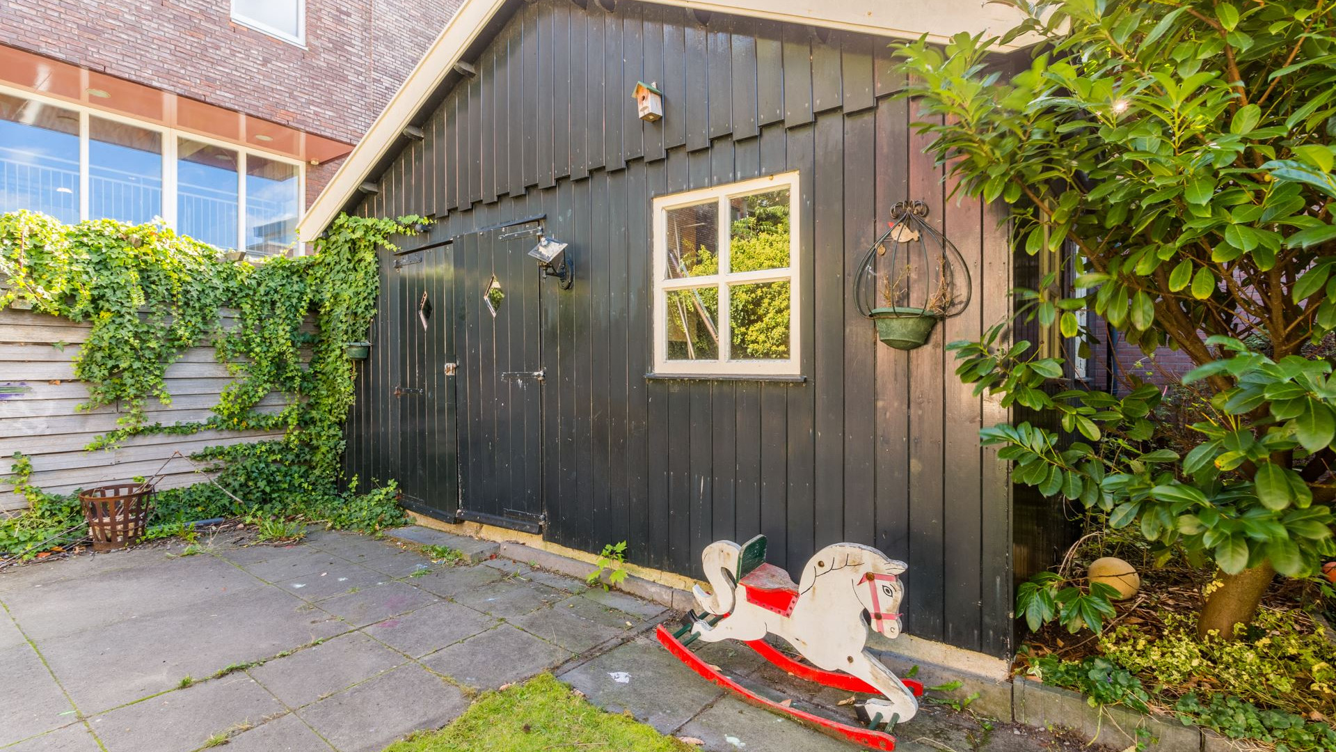 Marcel van Roosmalen zet zijn bijzondere woning te koop. Zie foto's 24