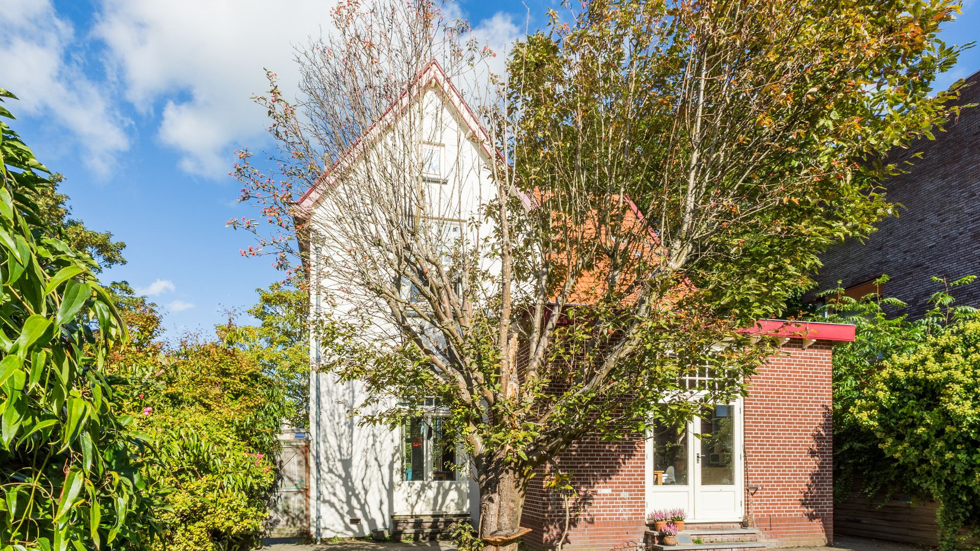 Marcel van Roosmalen zet zijn bijzondere woning te koop. Zie foto's 27