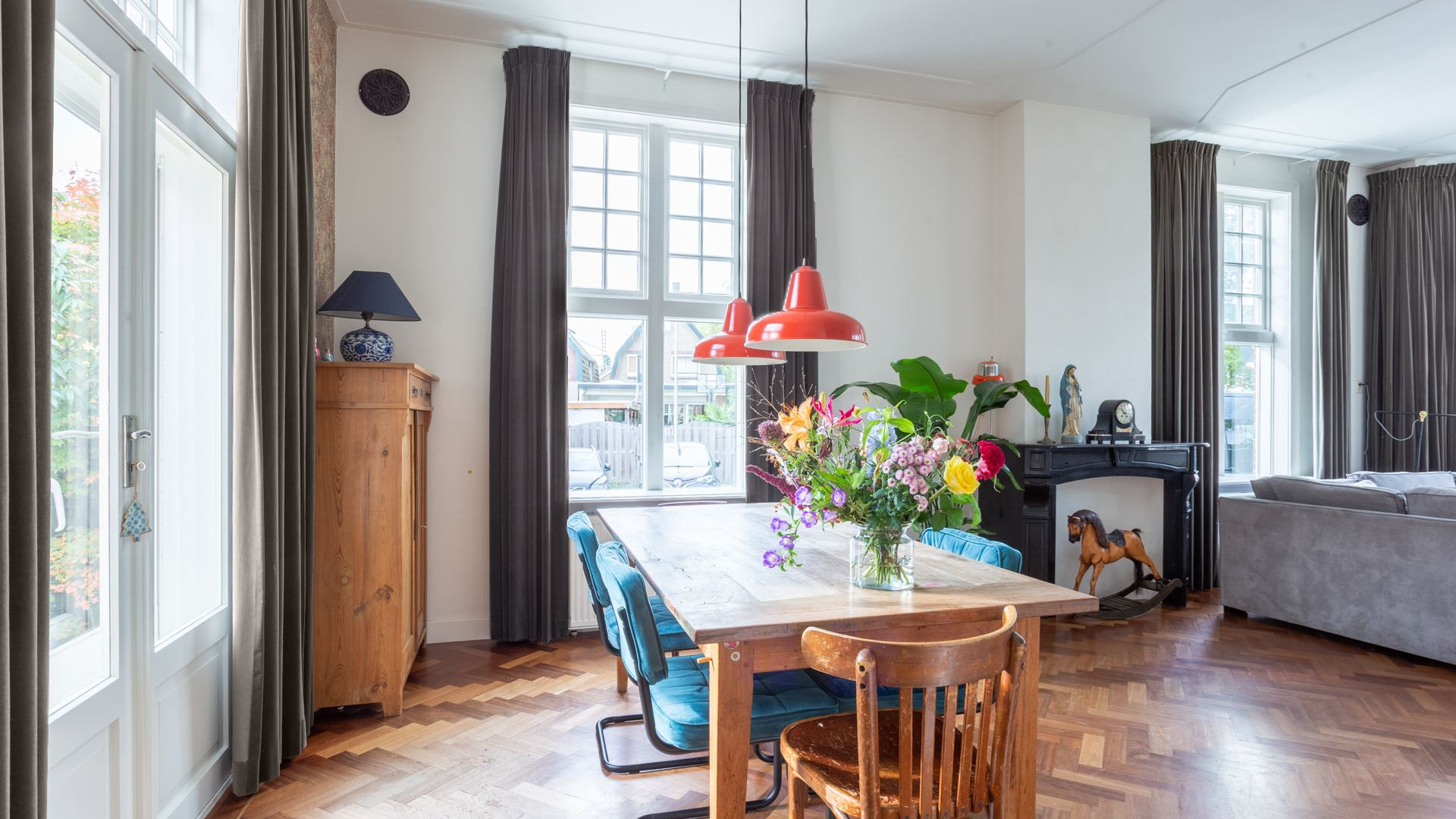 Marcel van Roosmalen zet zijn bijzondere woning te koop. Zie foto's