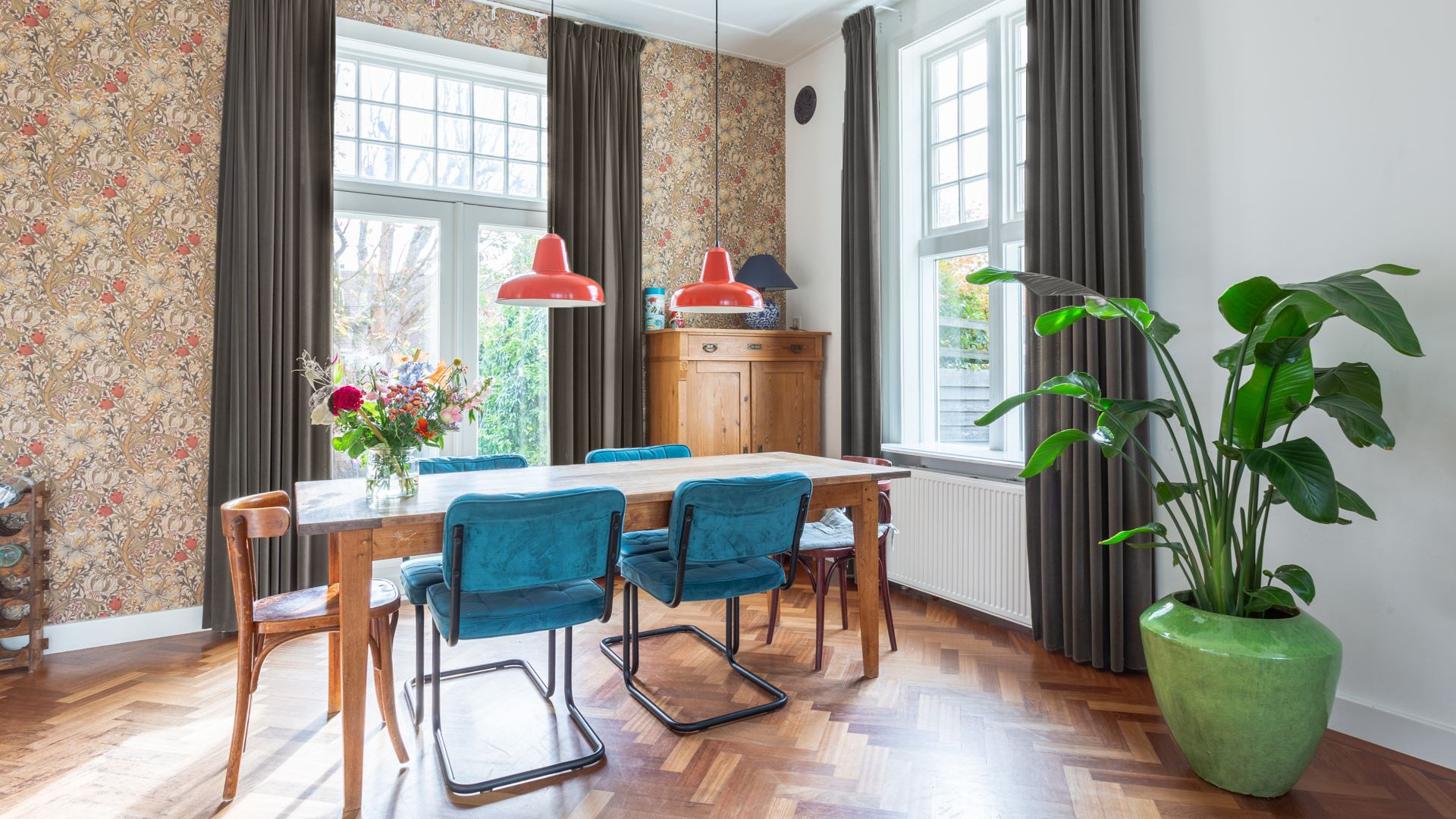 Marcel van Roosmalen zet zijn bijzondere woning te koop. Zie foto's