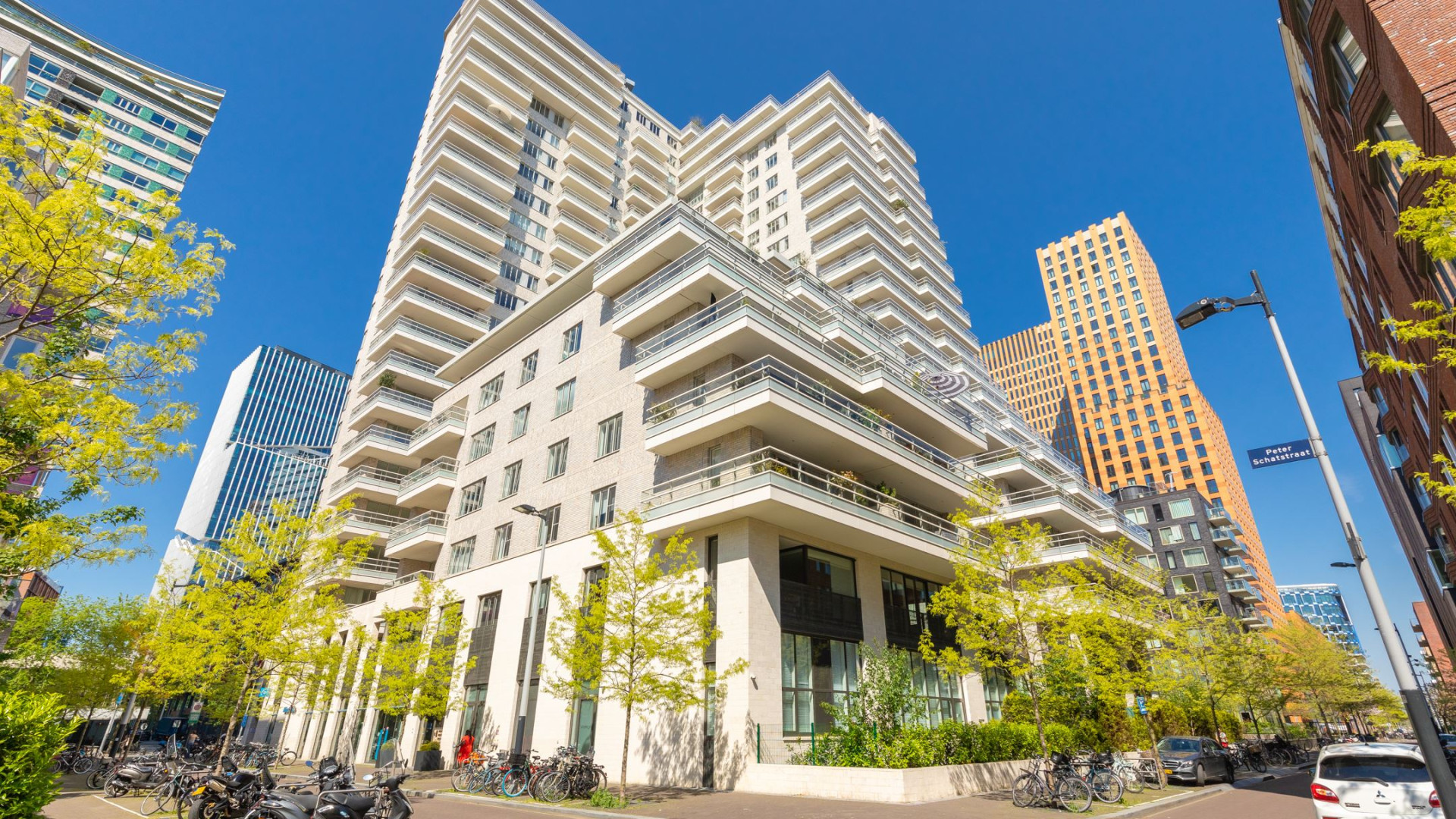 Oranje en Ajax voetballer Jurrien Timber koopt dit luxe appartement aan de Amsterdamse Zuid-As. Zie foto's