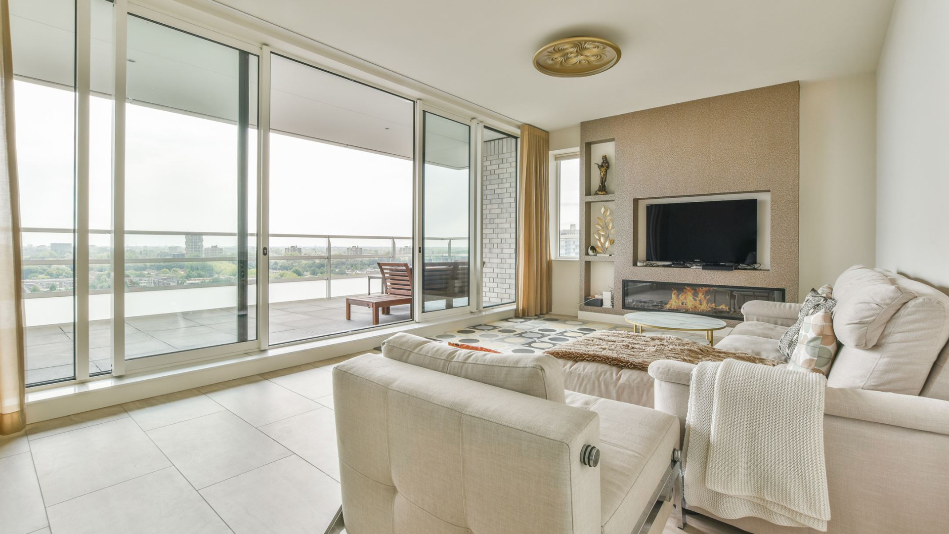 Oranje en Ajax voetballer Jurrien Timber koopt dit luxe appartement aan de Amsterdamse Zuid-As. Zie foto's 3