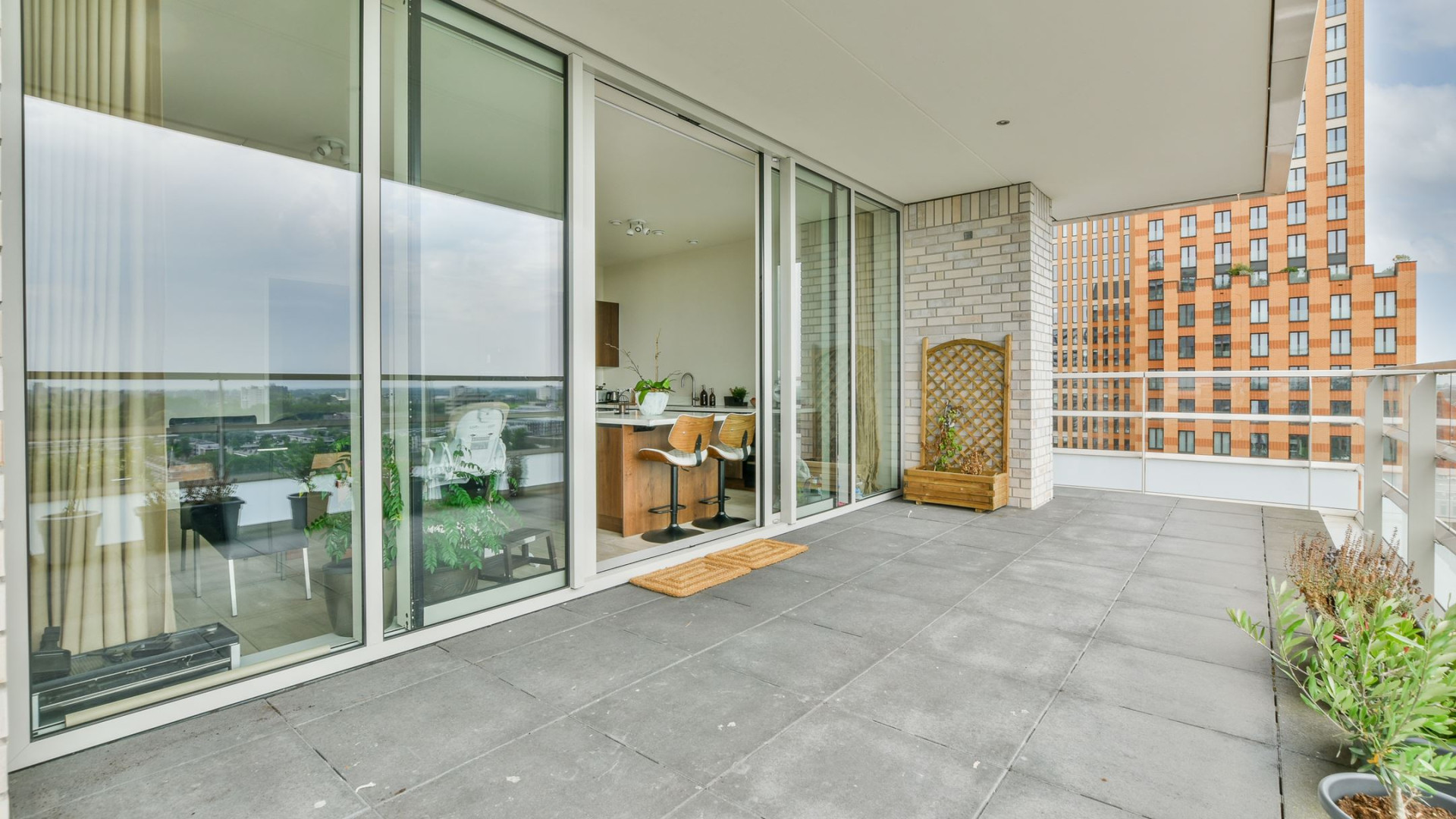 Oranje en Ajax voetballer Jurrien Timber koopt dit luxe appartement aan de Amsterdamse Zuid-As. Zie foto's 11