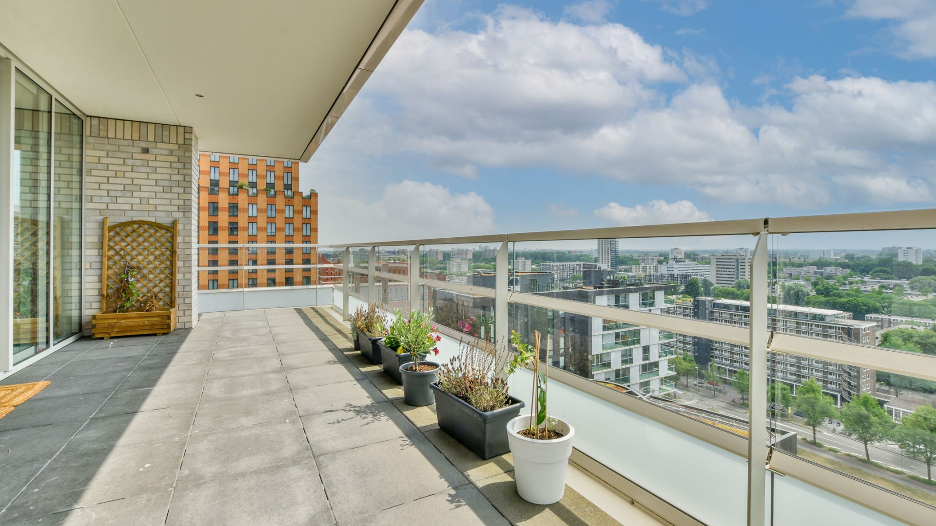 Voetballer Jurrien Timber koopt dit luxe appartement aan de Amsterdamse Zuid As. Zie foto's 12