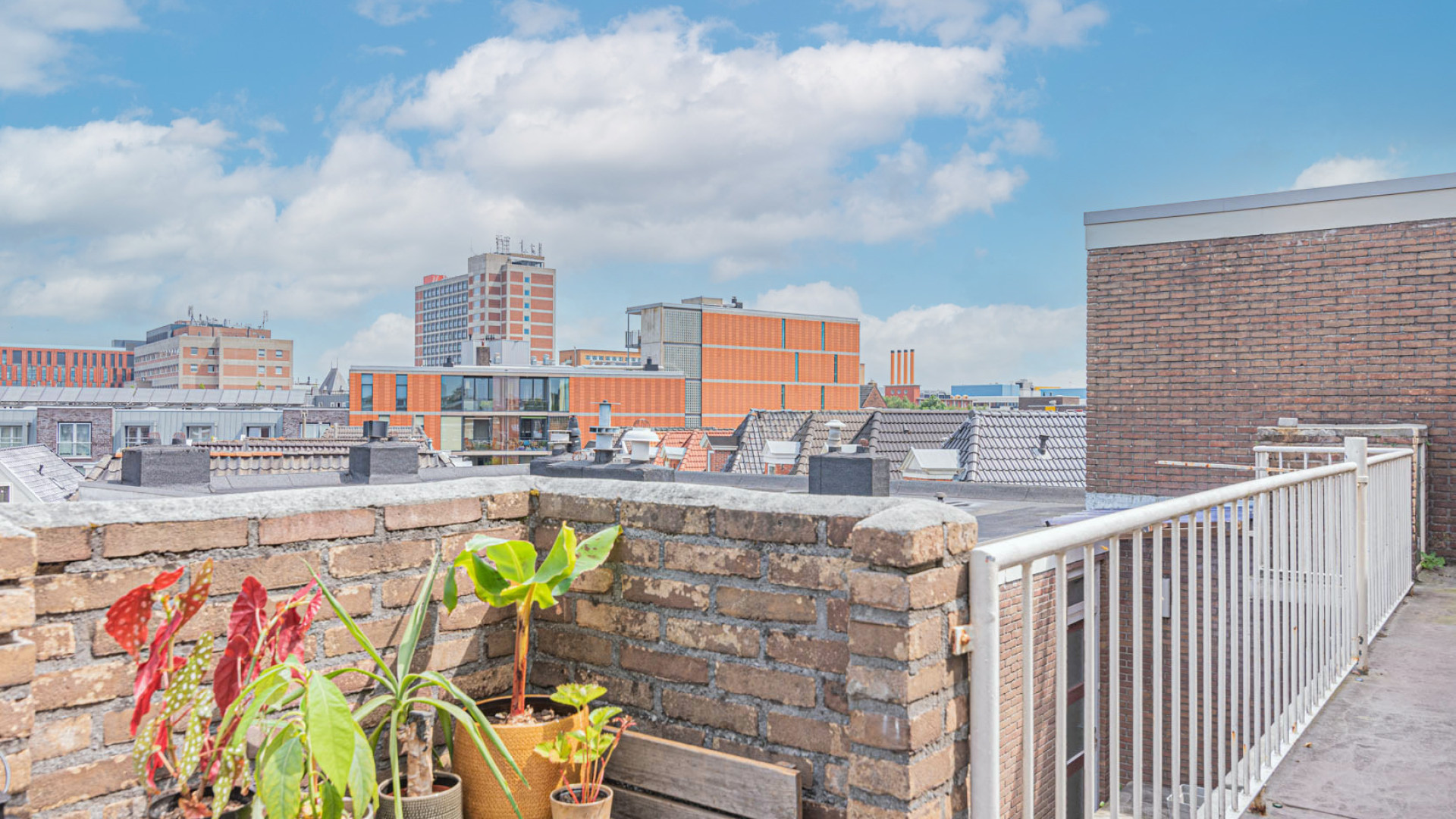 Ondanks vreemdgaan kochten Kalvijn, ofwel Kelvin Boerma, en zijn verloofde Nina dit appartement.  Zie foto's 17