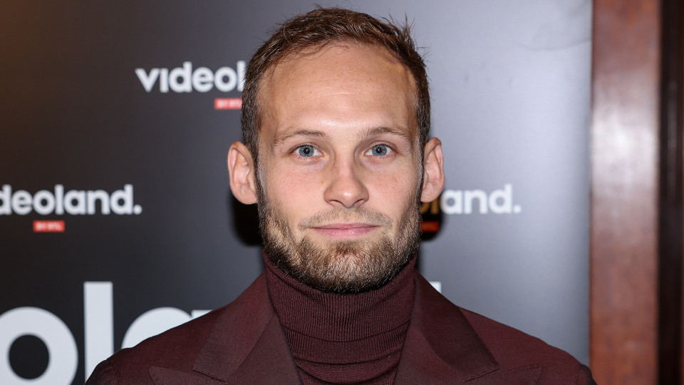 In dit paleisje gaat voetballer Daley Blind met zijn gezin wonen. Zie foto's
