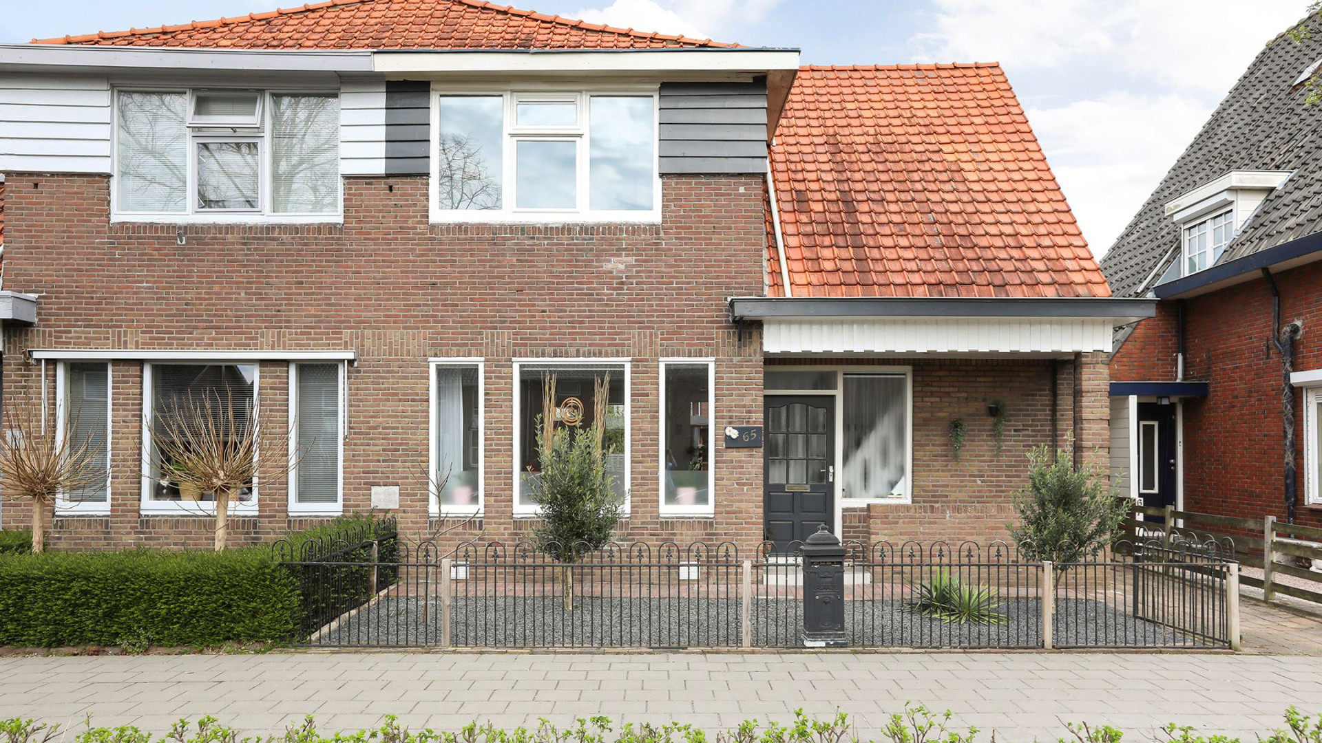 Europees Schaatskampioen sprint Merijn Scheperkamp koopt in Heerenveen twee onder 1 kap woning. Zie foto's 1