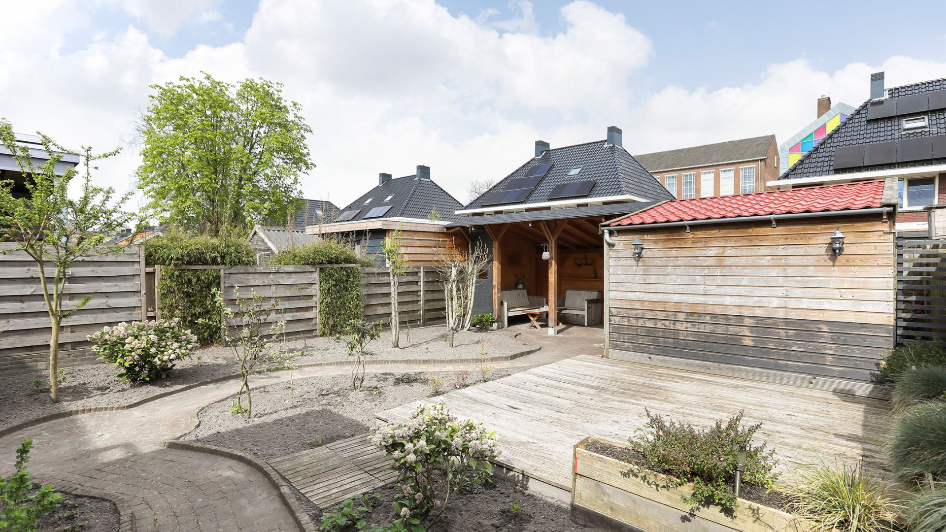 Europees Schaatskampioen sprint Merijn Scheperkamp koopt in Heerenveen twee onder 1 kap woning. Zie foto's 24