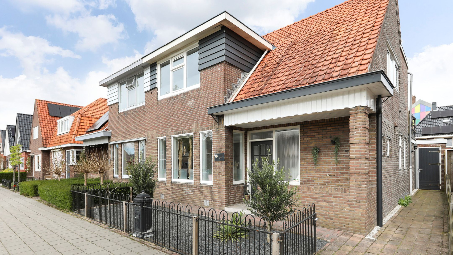 Europees Schaatskampioen sprint Merijn Scheperkamp koopt in Heerenveen twee onder 1 kap woning. Zie foto's 4