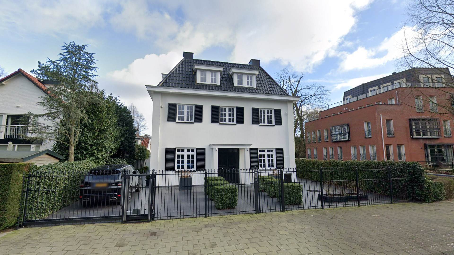 Ajax speler Steven Berghuis koopt miljoenen villa van Henk ten Cate. Zie foto's
