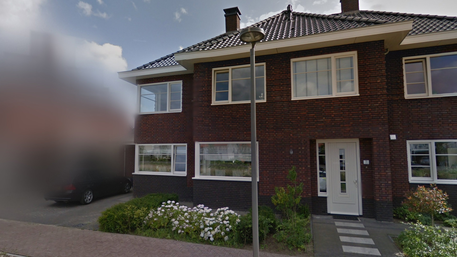 Dit is de twee onder 1 kapwoning van voetballer Wout Weghorst. Zie foto's 3