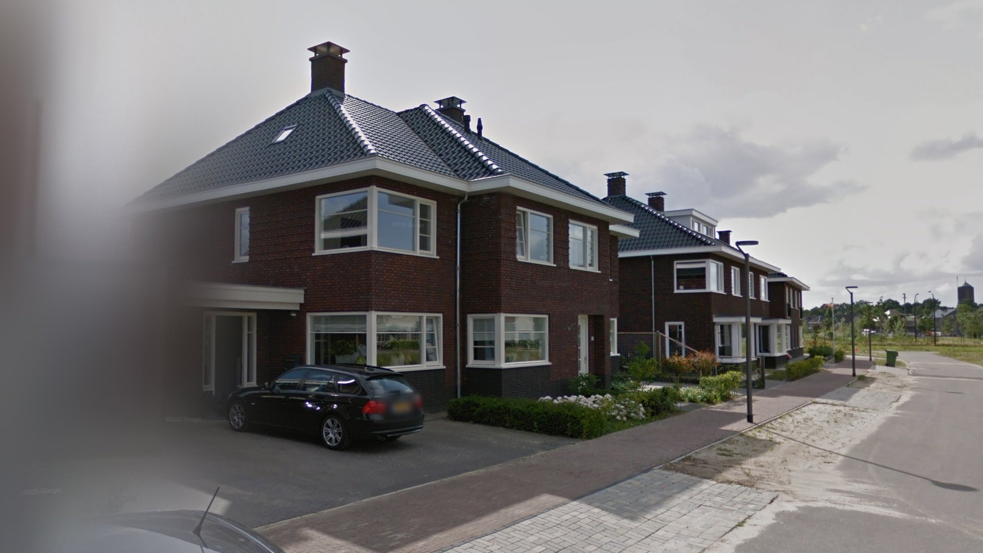 Dit is de twee onder 1 kapwoning van voetballer Wout Weghorst. Zie foto's 4