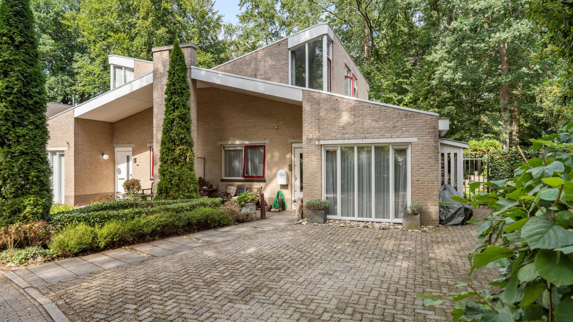 D'66 bobo Alexander Pechtold verkoopt zijn scheidings villa onder de vraagprijs, maar scoort paar ton euro winst. Zie foto's 20