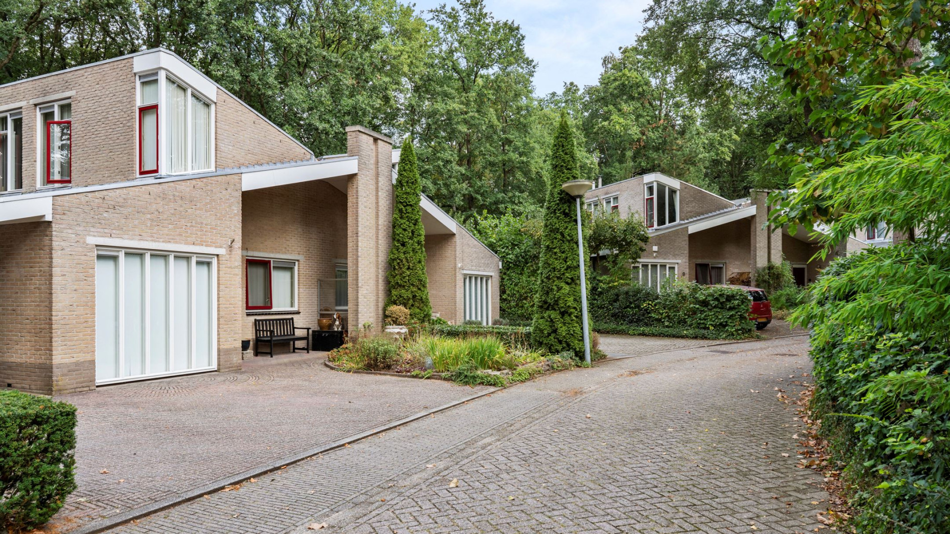D'66 bobo Alexander Pechtold verkoopt zijn scheidings villa onder de vraagprijs, maar scoort paar ton euro winst. Zie foto's 3