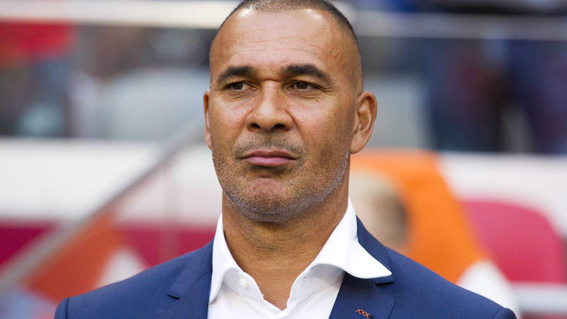 Ruud Gullit verwelkomt nieuwe huurder. Zie foto's 1