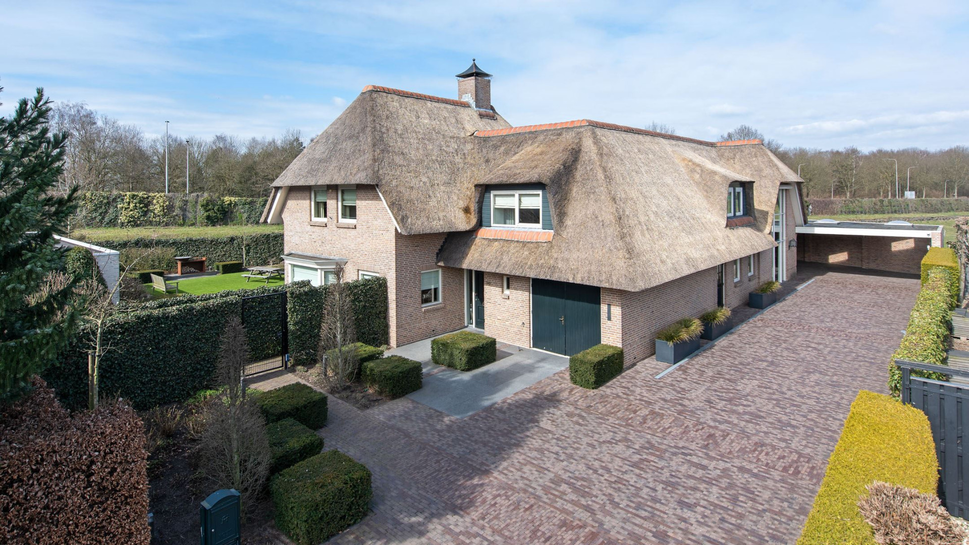 Ex topscheidsrechter Bjorn Kuipers scoort met deze villa een mega winst . Zie foto's 2