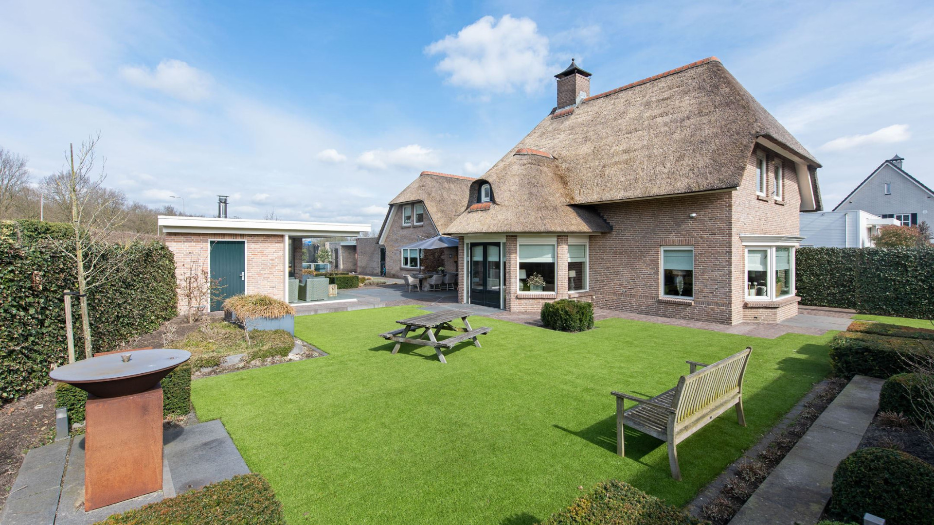 Ex topscheidsrechter Bjorn Kuipers zet deze villa te koop. 22
