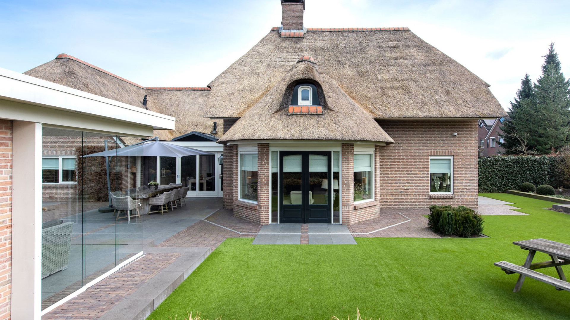 Ex topscheidsrechter Bjorn Kuipers scoort met deze villa een mega winst . Zie foto's 23