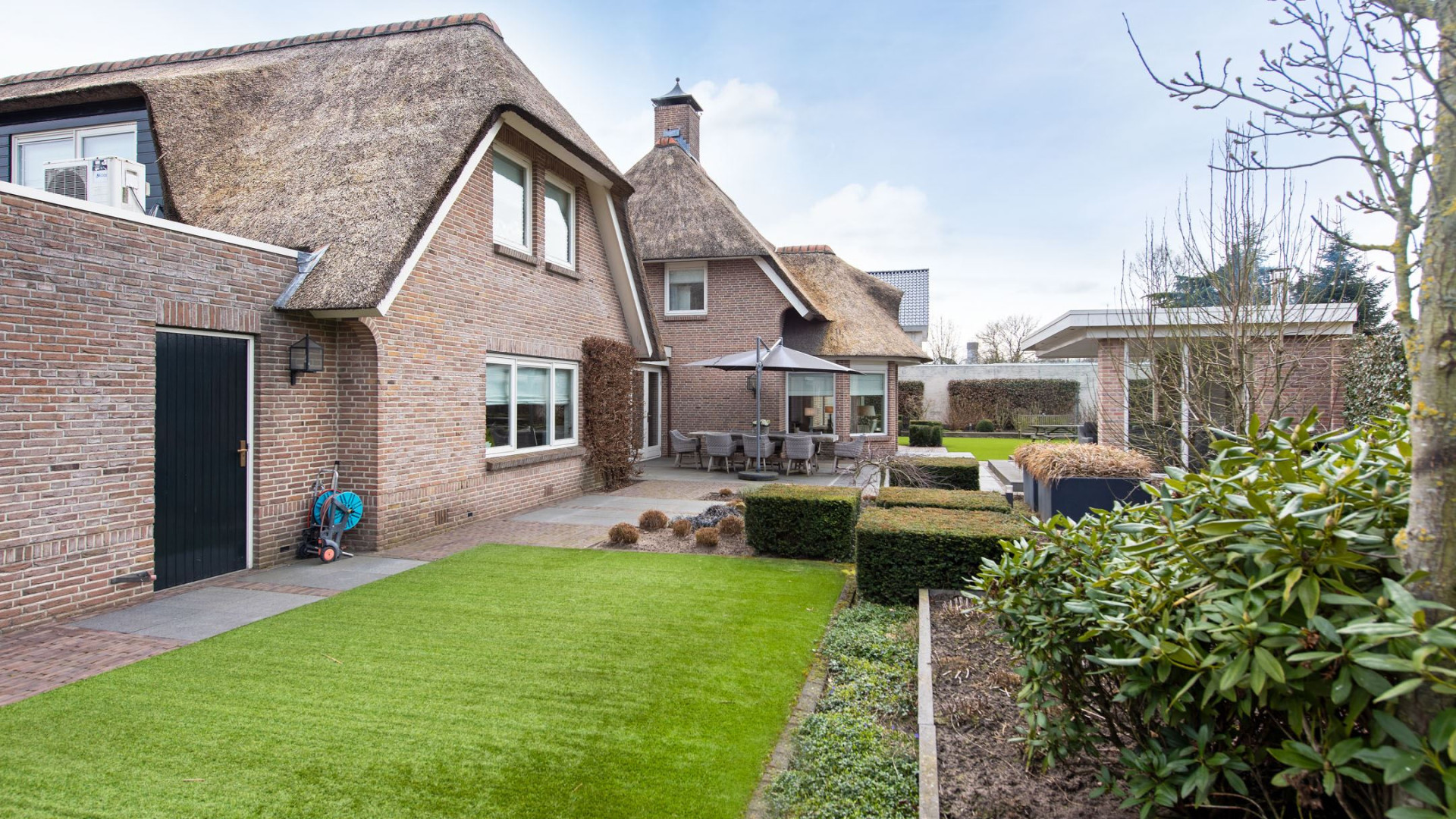 Ex topscheidsrechter Bjorn Kuipers scoort met deze villa een mega winst . Zie foto's 24