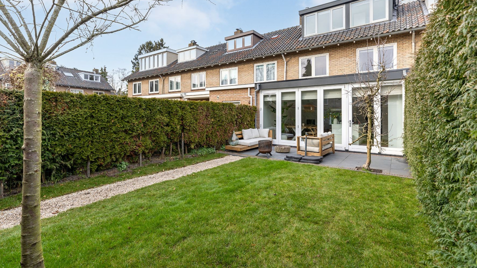 Vivian Reijs zet na twee maanden haar huis tonnen duurder te koop. Zie foto's 17