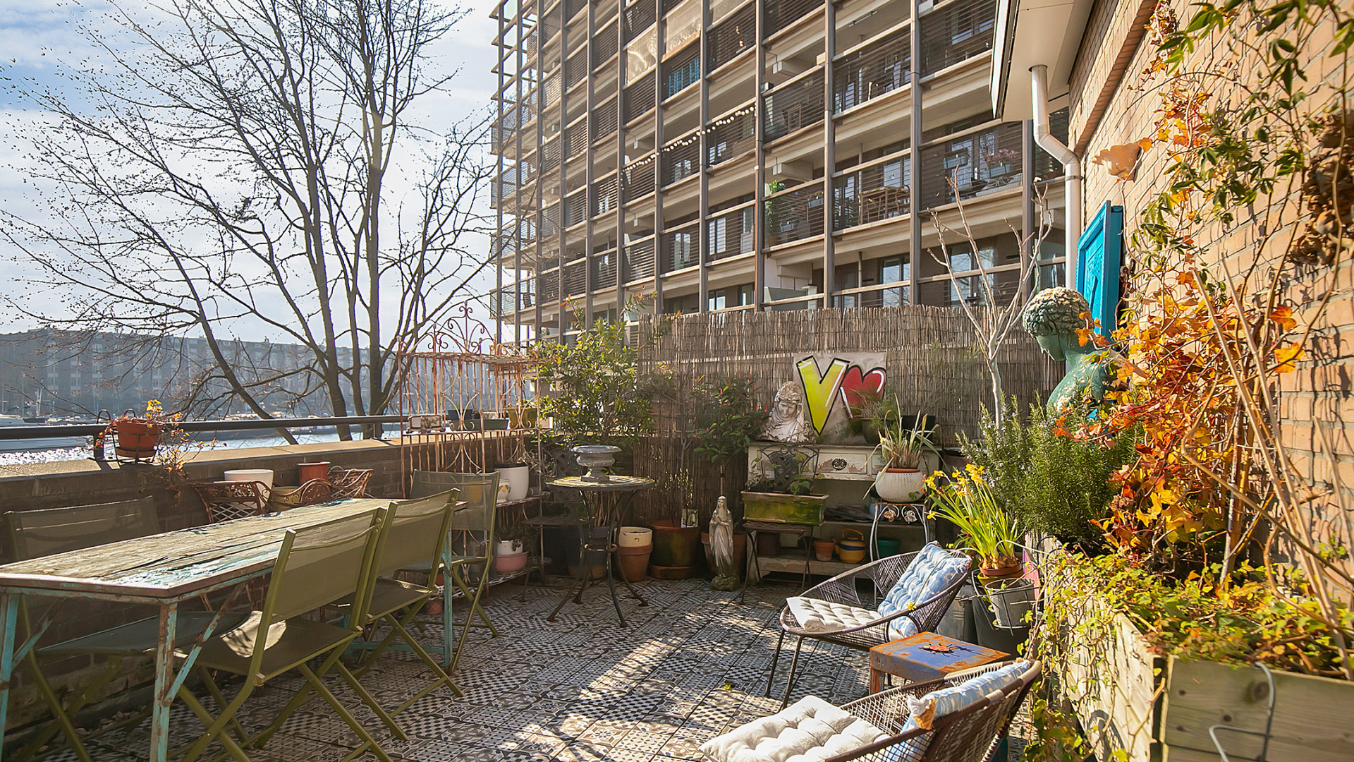 Douwe Bob zet zijn bijzondere woning te koop. Zie foto's 22