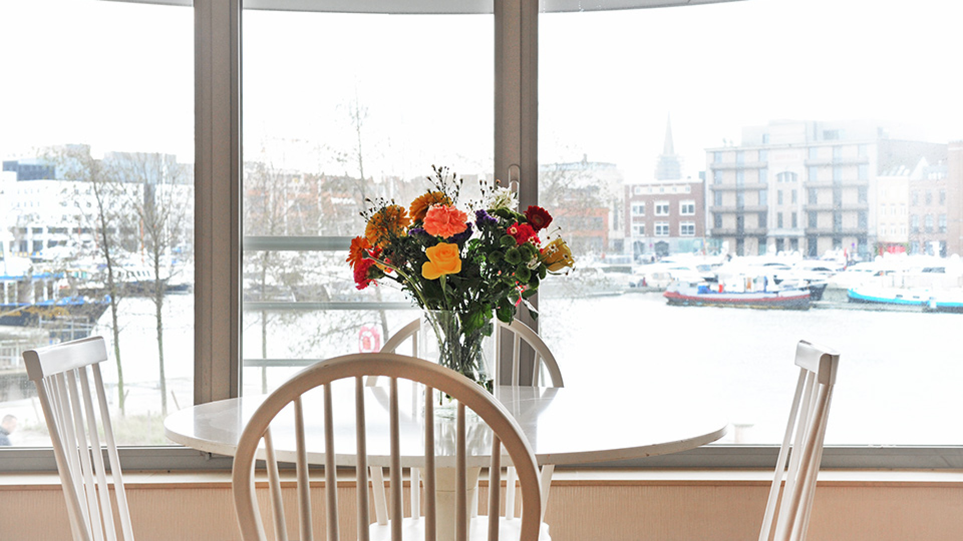 Binnenkijken in het prachtige appartement in Antwerpen van Marc Overmars. Zie foto's 4