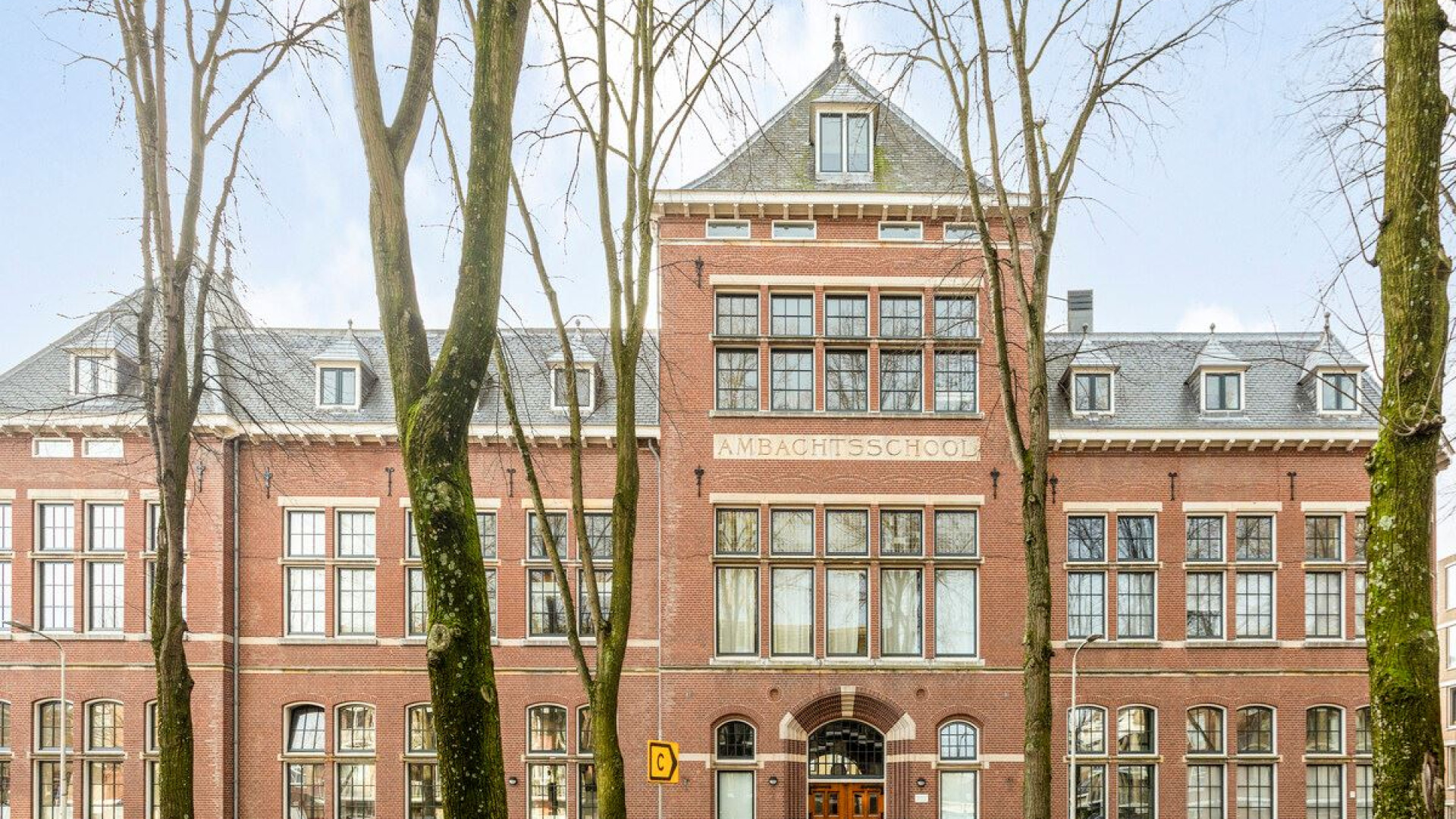 In dit bijzondere Haagse gebouw woonde Wim de Bie tot aan zijn overlijden. Zie foto's 5