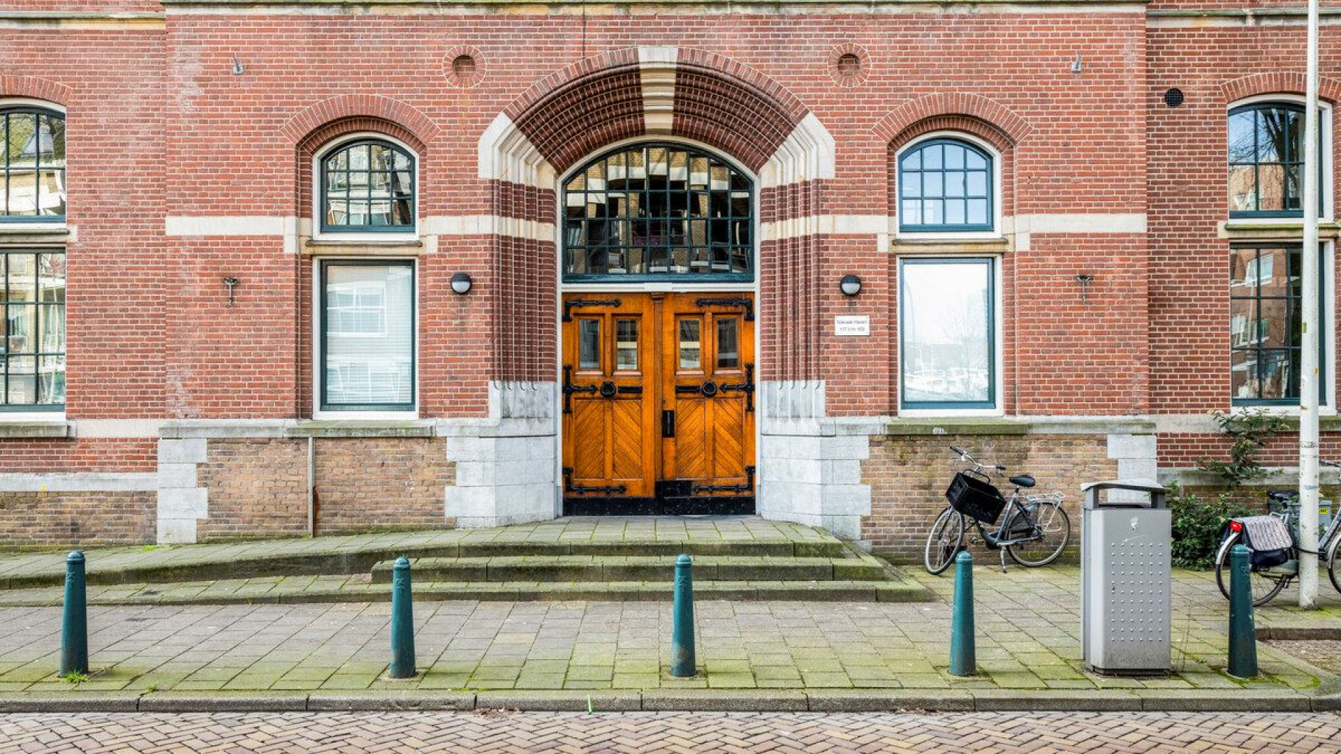 In dit bijzondere Haagse gebouw woonde Wim de Bie tot aan zijn overlijden. Zie foto's 6