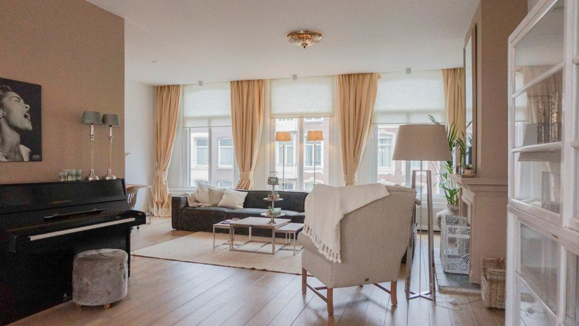 Trijntje Oosterhuis zet haar dubbele appartement te huur in Amsterdam Oud Zuid. Zie foto's 2