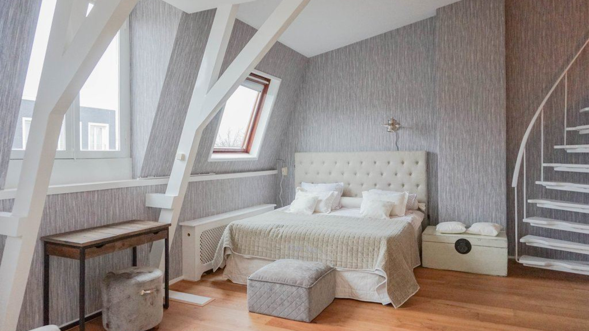 Trijntje Oosterhuis zet haar dubbele appartement te huur in Amsterdam Oud Zuid. Zie foto's 14