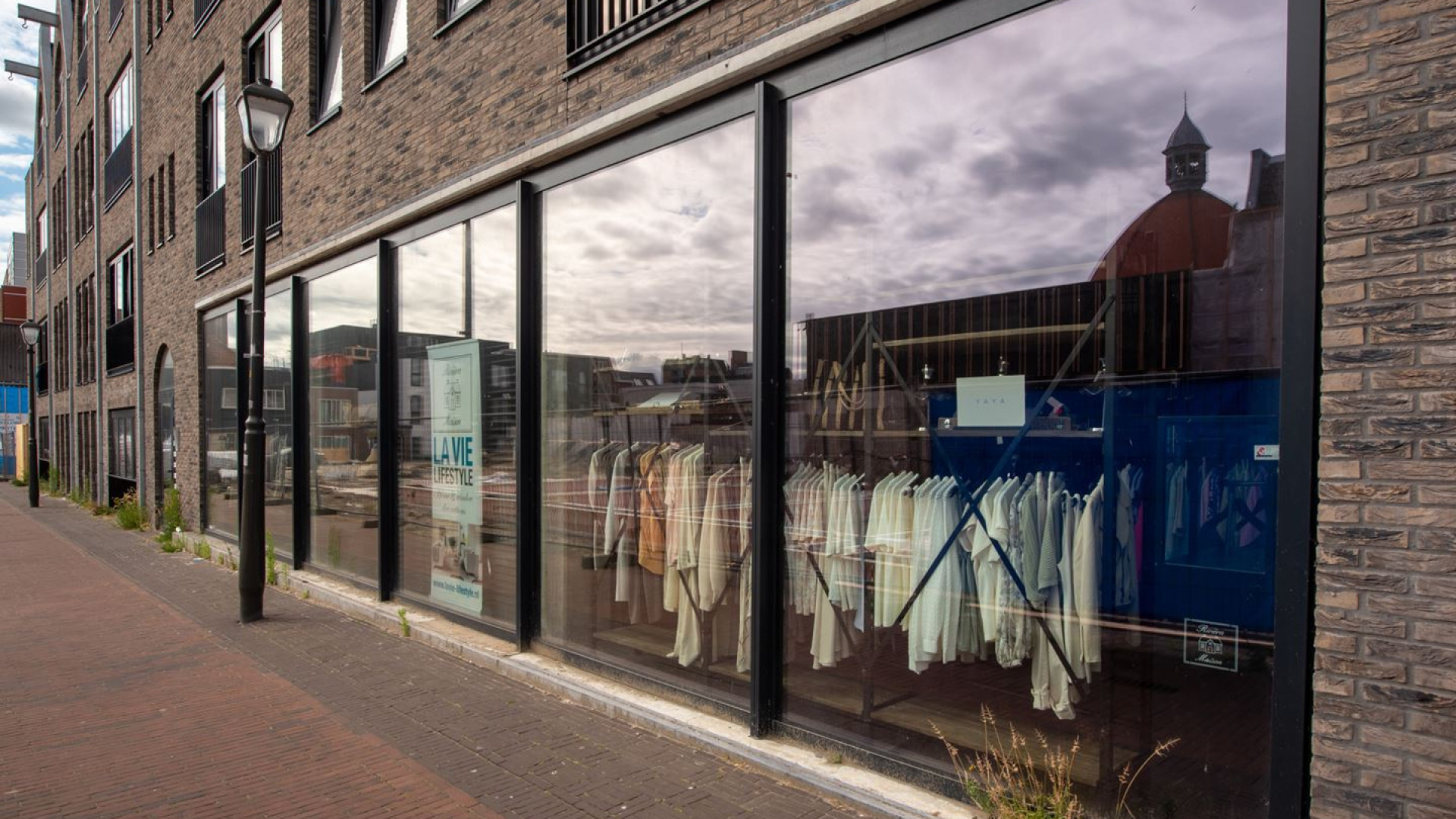 Sonja Bakker zet haar winkel te huur. Zie foto's 3