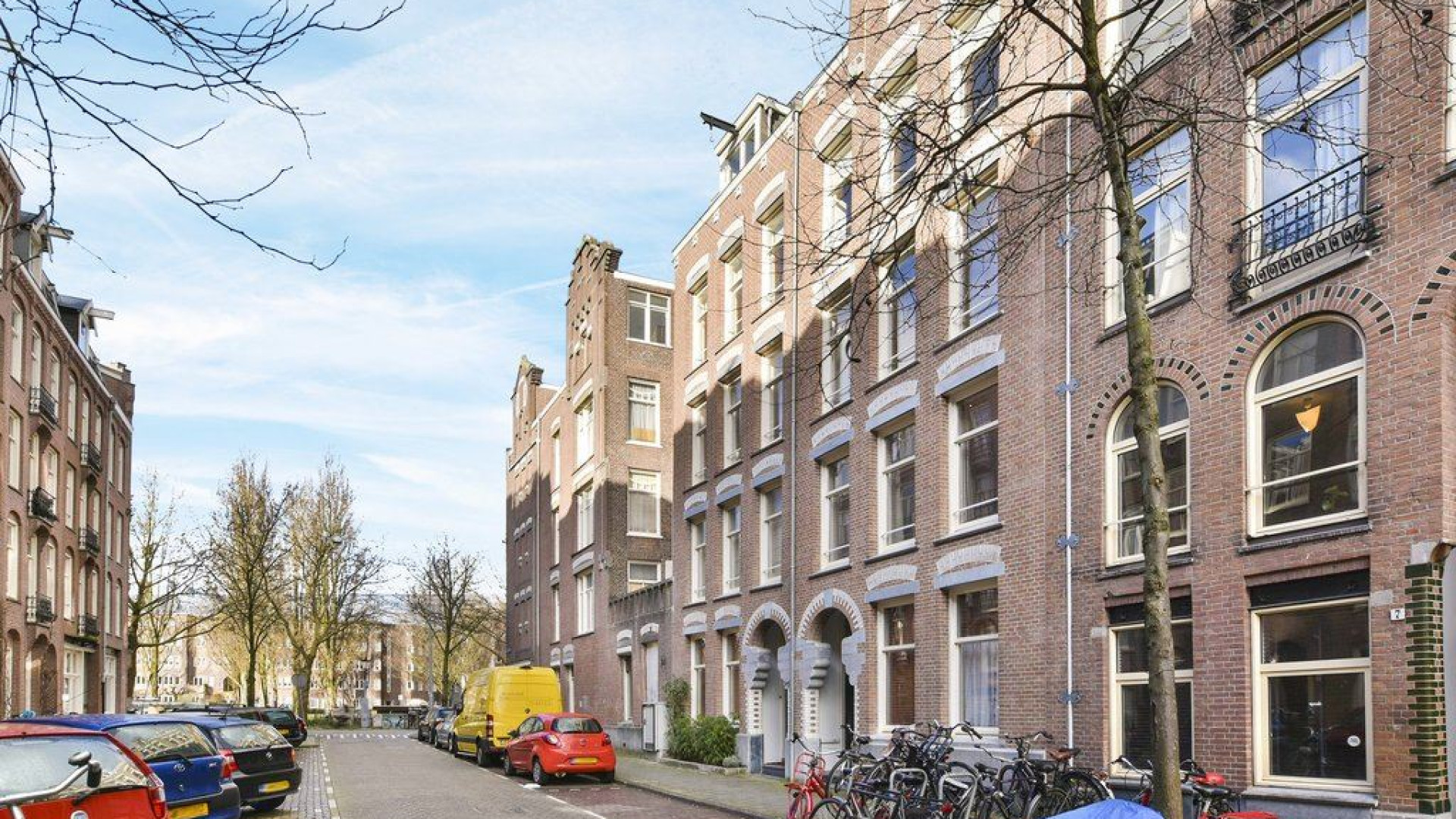 Humberto Tan verhuurt zijn appartement in de Pijp in Amsterdam. Zie foto's