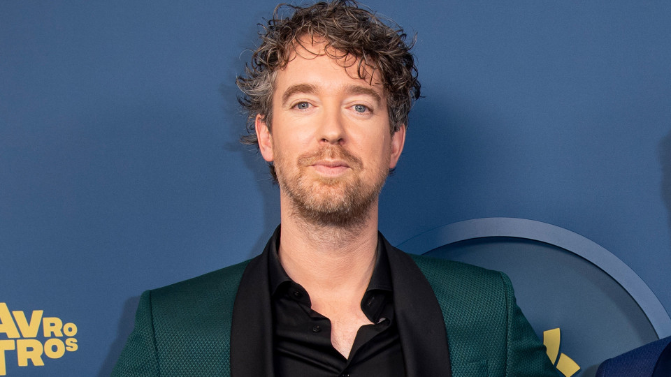 In dit ontzettend leuke huis aan het water woont "Even tot Hier" presentator Niels van der Laan. Zie beelden.