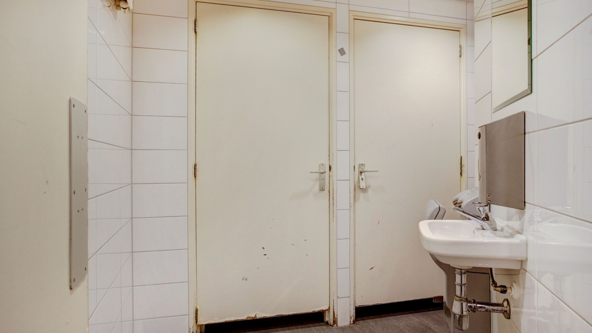 Sonja Bakker zet haar eigen hotel in Volendam te koop. Zie foto's 16