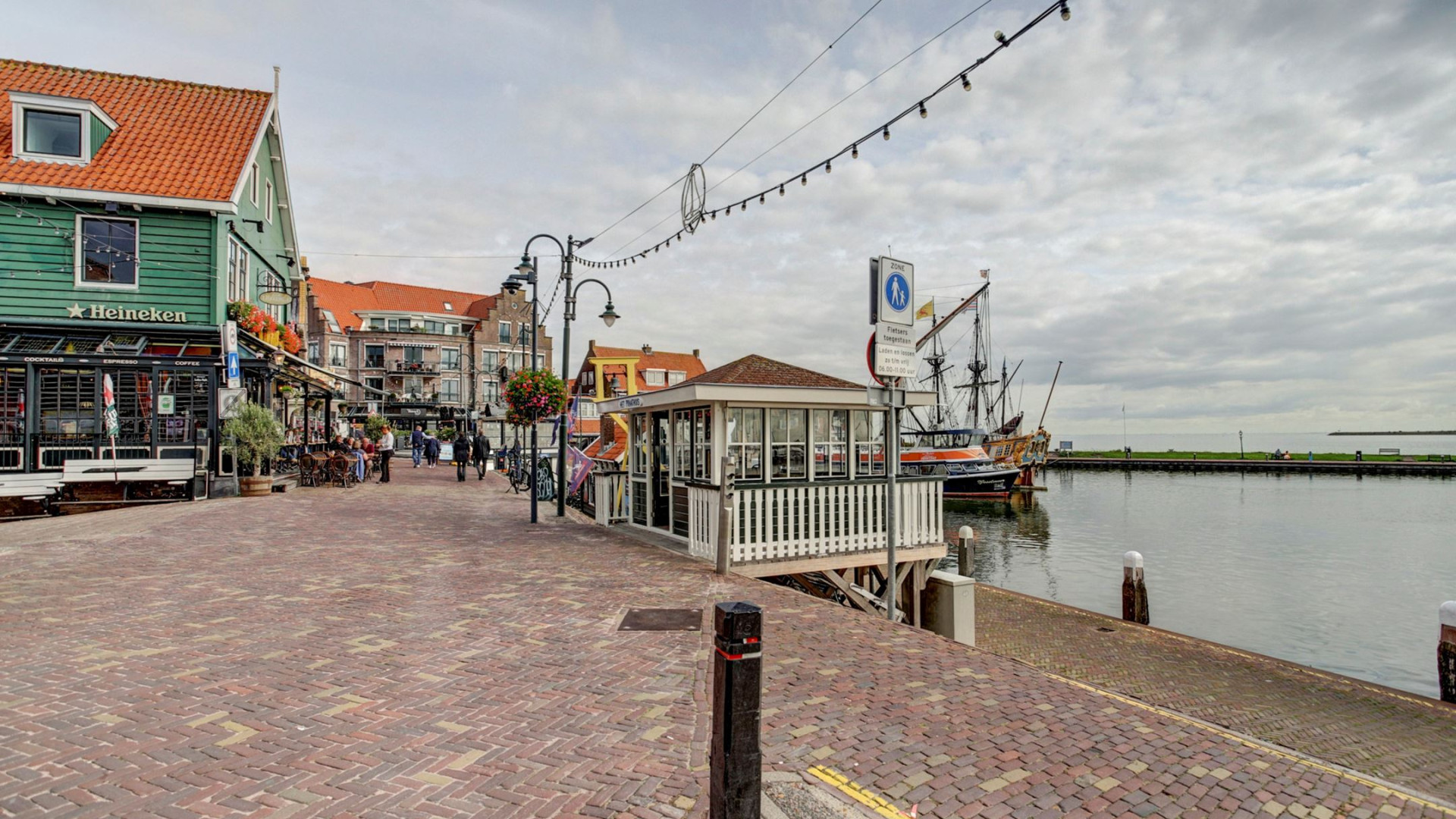 Sonja Bakker zet haar eigen hotel in Volendam te koop. Zie foto's 18
