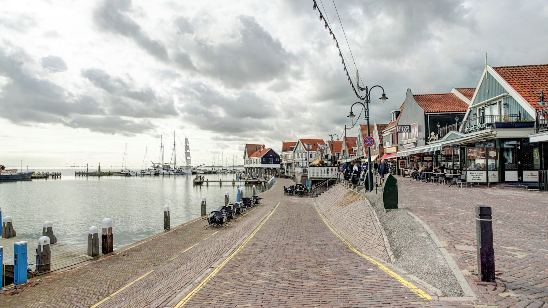 Sonja Bakker zet haar eigen hotel in Volendam te koop. Zie foto's 19