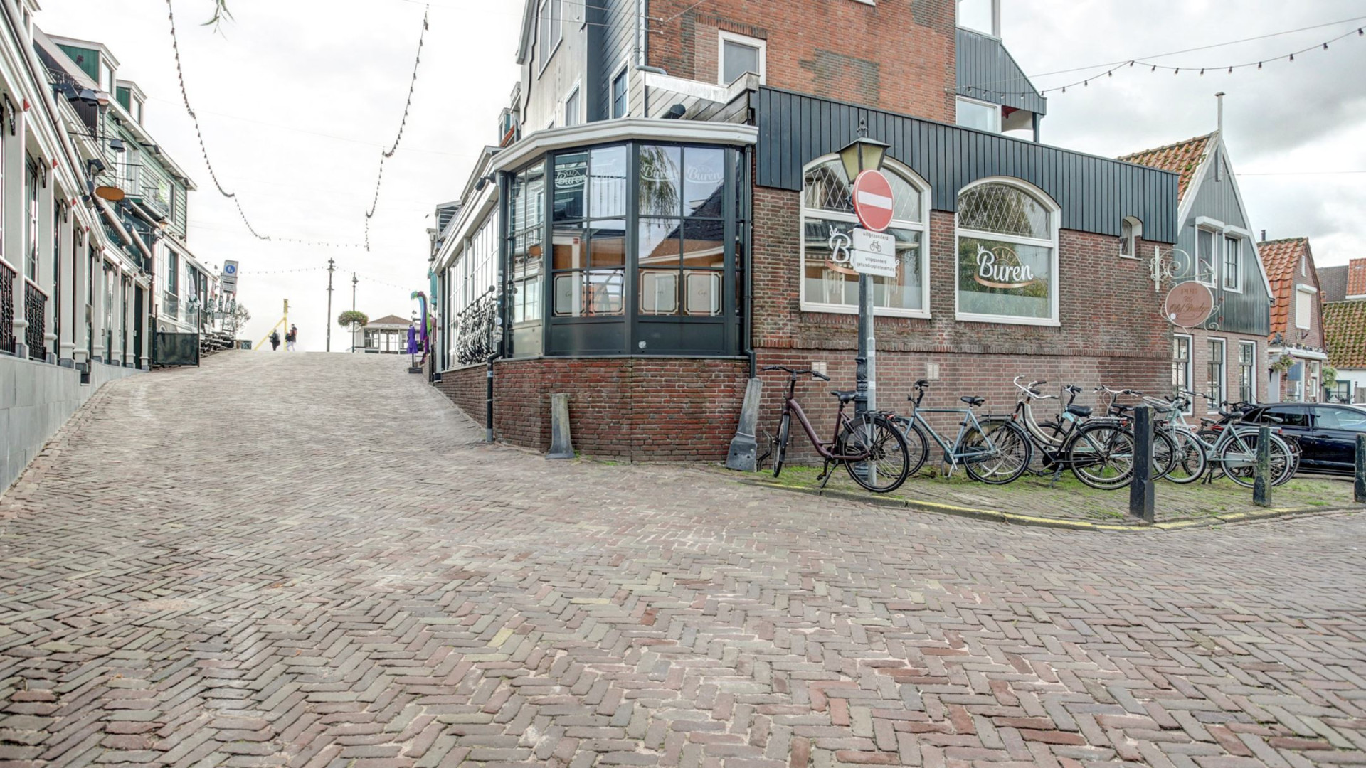 Sonja Bakker zet haar eigen hotel in Volendam te koop. Zie foto's