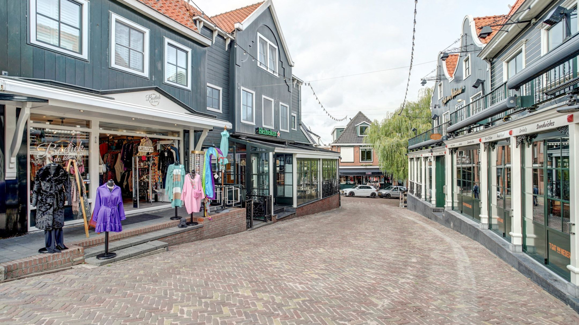 Sonja Bakker zet haar eigen hotel in Volendam te koop. Zie foto's 4