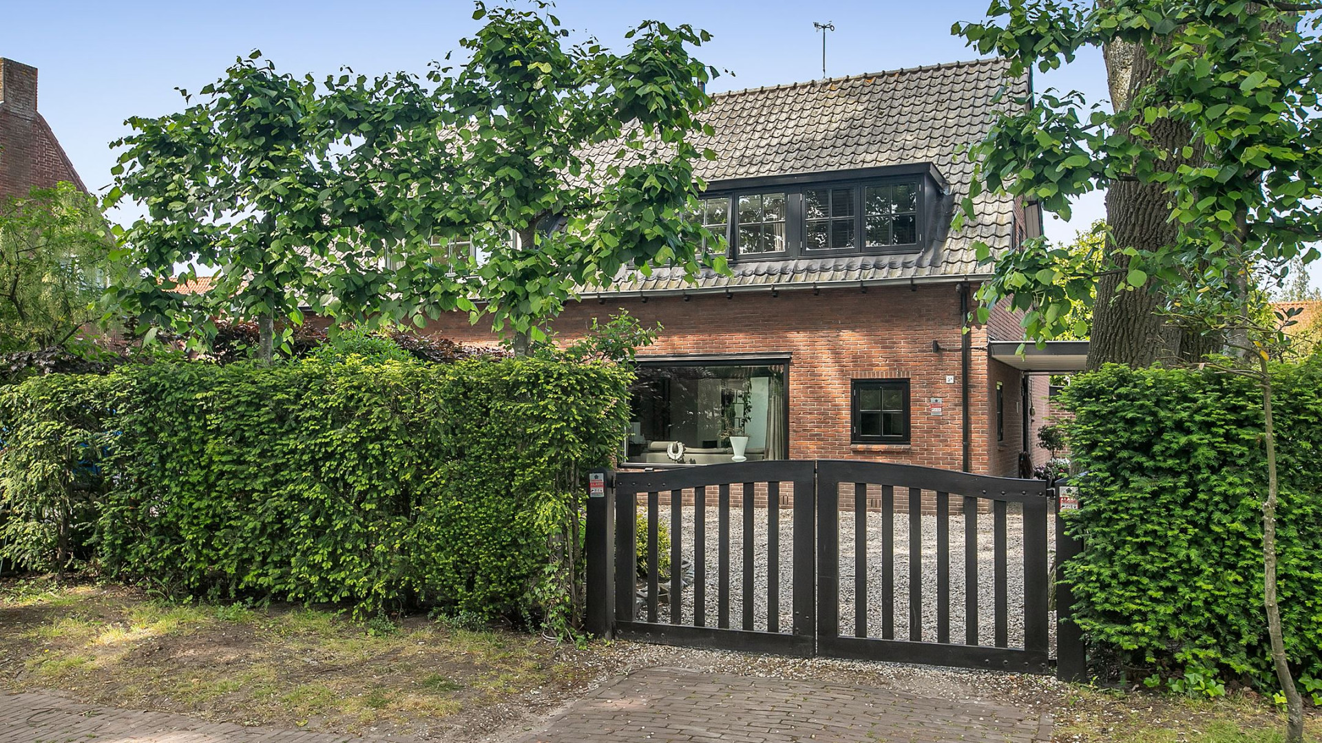 Jimmy Geduld zet zijn twee onder 1 kapwoning in het Gooise Laren te koop. Zie foto'd 3