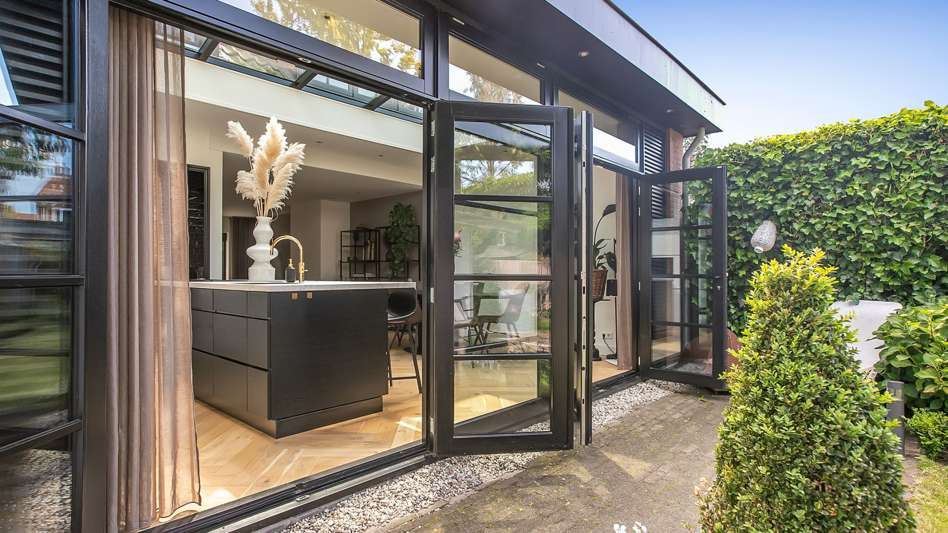 Jimmy Geduld zet zijn twee onder 1 kapwoning in het Gooise Laren te koop. Zie foto'd 21